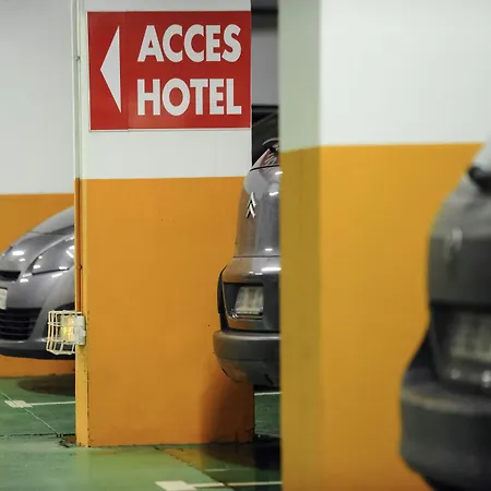 Ibis Centre 3* イエール